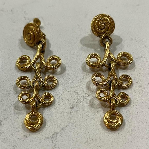 Vintage Gold Tone Rope Twist Dangle Drop Clip on Earrings 2 5/8”, EUC - Picture 12 of 13